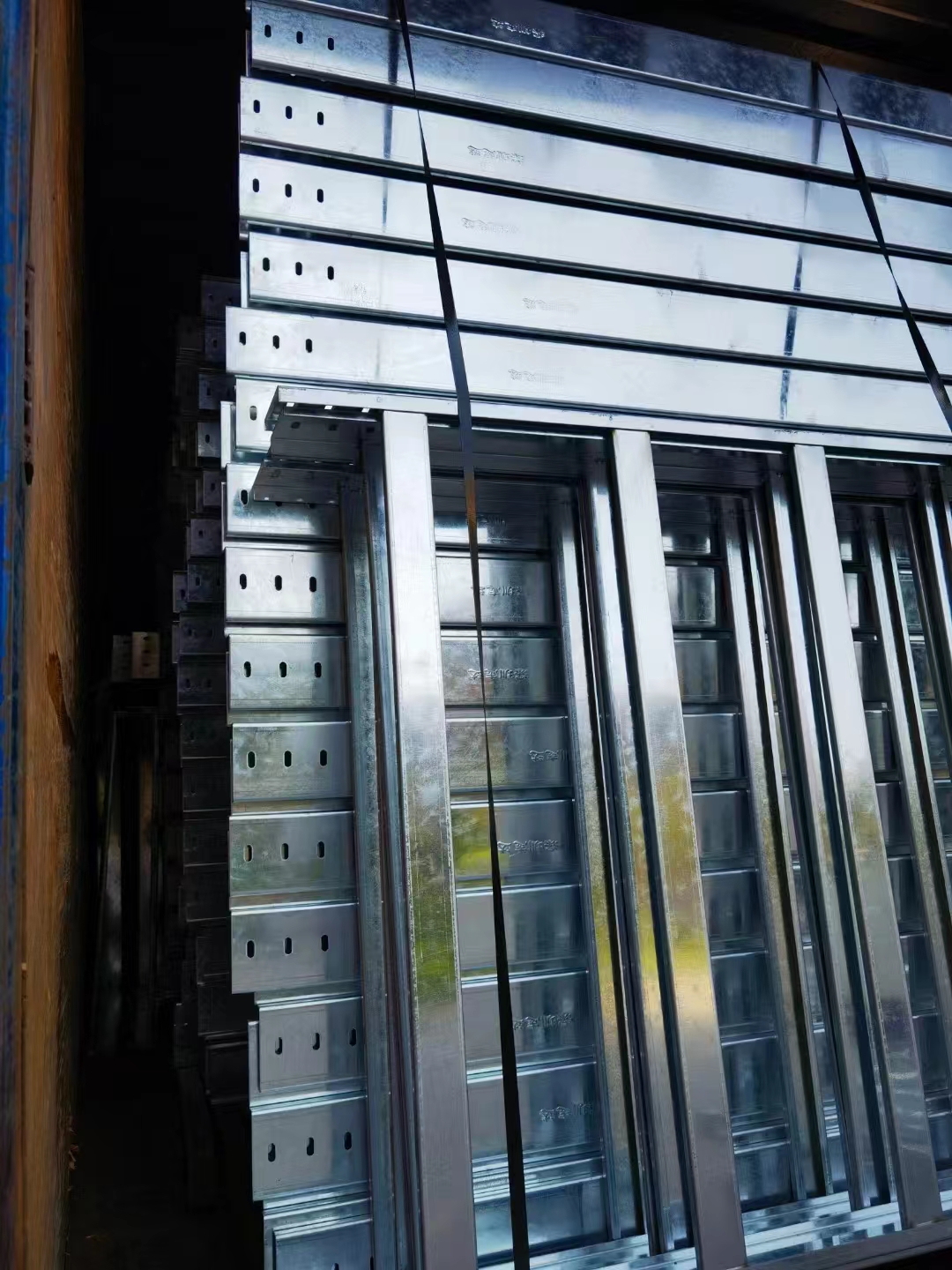 安裝阻燃鍍鋅線(xiàn)盒時(shí)有哪些注意事項(xiàng)？